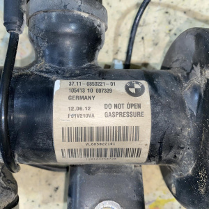 Стойка BMW F01 7-Series '2012 перед, лев 37116850221