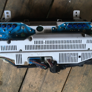 Панель приборов Toyota Raum EXZ10 дефект стекла 83800-46030