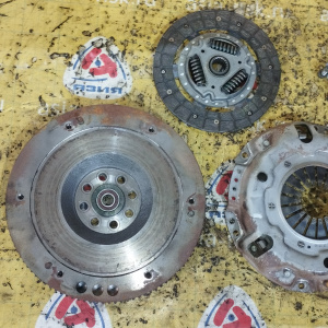 Маховик Suzuki M13A Jimny JB43W m/t 10 т.км + корзина 2210081A00 + диск 2240083050 ( с выемкой под диск )( диск 190 мм. ) 1262080A00