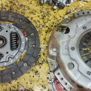 Маховик Suzuki M13A Jimny JB43W m/t 10 т.км + корзина 2210081A00 + диск 2240083050 ( с выемкой под диск )( диск 190 мм. ) 1262080A00