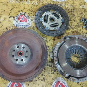 Маховик Suzuki M13A Jimny JB43W m/t 10 т.км + корзина 2210081A00 + диск 2240083050 ( с выемкой под диск )( диск 190 мм. ) 1262080A00