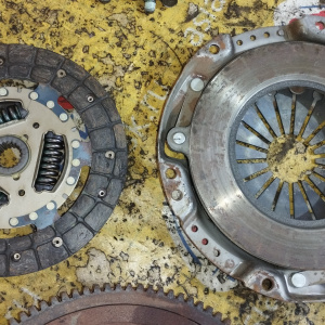 Маховик Suzuki M13A Jimny JB43W m/t 10 т.км + корзина 2210081A00 + диск 2240083050 ( с выемкой под диск )( диск 190 мм. ) 1262080A00