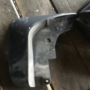 Брызговик Mitsubishi Airtrek CU2W перед, лев MZ531250