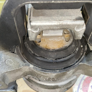 Подушка двигателя Audi CEUC A6 C7/4G2 '2014 4.0L V8 TFSI L 4H0199383B