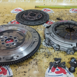 Маховик Honda R18A1 Civic FD m/t ДЕФЕКТ ТРЕЩИНЫ + корзина ( диаметр диска 215 мм. ) ( 653 )