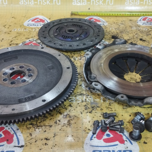 Маховик Honda R18A1 Civic FD m/t ДЕФЕКТ ТРЕЩИНЫ + корзина ( диаметр диска 215 мм. ) ( 653 )