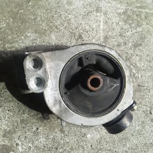 Подушка двигателя Mitsubishi 4G64 RVR/Chariot Grandis N74W/N84W перед, прав