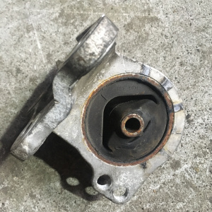 Подушка двигателя Mitsubishi 4G64 RVR/Chariot Grandis N74W/N84W перед, лев