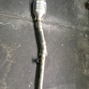 Бочка глушителя Subaru Forester SF5 EJ205 средняя часть с катализатором