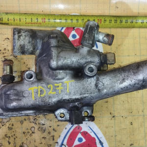 Корпус термостата Nissan 1106043G00 + 1106131N00 / 1106165N10 Caravan ARME24 TD27/QD32 в сборе