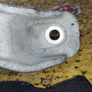 Крепление подушки ДВС Suzuki H25A Escudo/Grand Vitara TD62W алюминий перед, прав 1164167D01