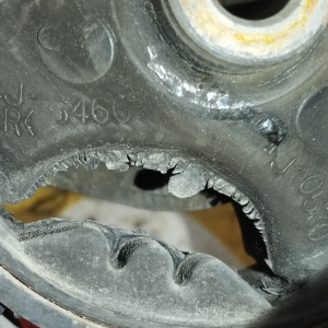 Подушка двигателя Suzuki K6A Alto HA24S 2WD/4WD ТРЕЩИНЫ акпп=мкпп перед, прав 1161058J10 / 1J-0530/1J-6466