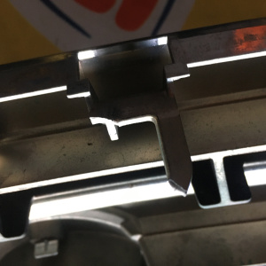 Решетка радиатора NISSAN Serena C26 дефект крепления 62310-3JY0A