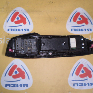 Пульт стеклоподъемника Lexus NX300h AYZ15 '2014-2021 перед, прав RHD 84040-78020