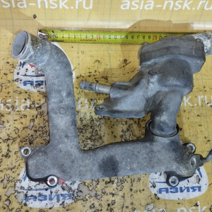 Тройник Toyota 2UZ Tundra/Land Cruiser UCK45/UZN215/UZJ100/UZJ120/UZJ200 VVTI (+ корпус термостата ) верх. переднее  соединение охлаждения  гбц с выхо