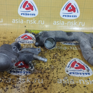 Тройник Toyota 2UZ Tundra/Land Cruiser UCK45/UZN215/UZJ100/UZJ120/UZJ200 VVTI (+ корпус термостата ) верх. переднее  соединение охлаждения  гбц с выхо