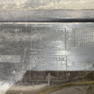 Защита днища кузова BMW E70/E71 X5 '2007 R сломано одно крепление, трещина 51757158404