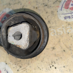 Рычаг BMW E70/E71 X5 '2007 перед, лев н изогнутый спереди (дефект сайлетблока и пыльника) 31126773949