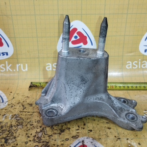 Крепление подушки ДВС Honda R18A1 Civic FD1 2WD m/t 5 ступ. перед, лев 50655-SNA-A00 + 90380-S10-000 ( RH-F 088035 )