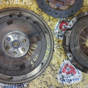 Маховик Honda D16Y6 Civic '1992-2001 m/t + корзина ( диаметр диска 200 мм. ) 22100-P10-000 + 22300-P2E-003