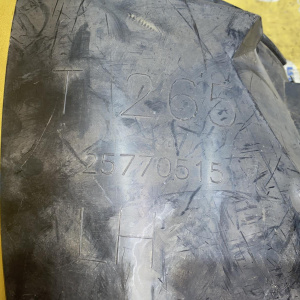 Подкрылок Cadillac SRX GMT265 '2007 перед, лев н нижняя передняя часть, сапожок (трещины) 25770515