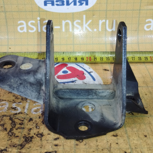 Крепление подушки ДВС Toyota 5A-FE Carina AT212 2WD a/t A240L перед, лев ( J ) 12325-15070