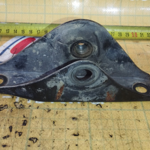 Крепление подушки ДВС Honda D16A HR-V GH3 низ ( с кузова на нижнюю подушку ) перед, лев н 50847-S2H-010