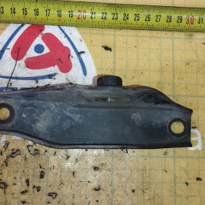 Крепление подушки ДВС Honda D16A HR-V GH3 низ ( с кузова на нижнюю подушку ) перед, лев н 50847-S2H-010