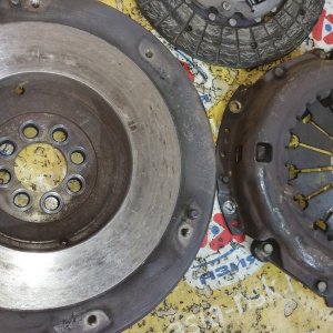 Маховик Toyota 2L/3L/5L Hilux Pick Up LN147 m/t 8 болтов, толщина 50-52 мм., ДЕФЕКТ ТРЕЩИНЫ + корзина ( не демпферный ) диаметр диска 236 мм.