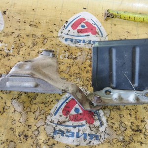 Кожух маховика Toyota 11361-20010 + 17571-20070 Mark II Wagon Qualis MCV20 1MZ/2MZ '04.1997-03.1998 крышка + верхнее креиление на глушитель