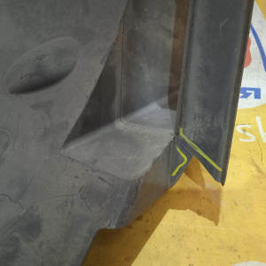 Подкрылок Renault Kangoo KW '2014 перед, прав передняя часть (скол, трещина снизу) 8200426495