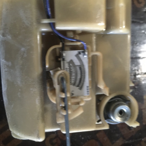 Бензонасос Nissan Serena C26 дефект фишки 17040 1VA0A