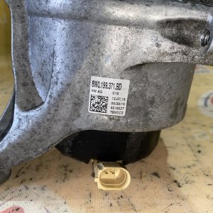 Подушка двигателя Audi CYRB A4 B9/8W5 '2016 2.0L TFSI 4WD DSG-7 перед, лев 8W0199371BD