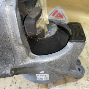 Подушка двигателя Audi CYRB A4 B9/8W5 '2016 2.0L TFSI 4WD DSG-7 перед, прав 8W0199372AB