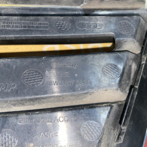 Накладка на бампер Audi A4 B9/8W5 '2016 перед, прав Треснуто 8W0807682C