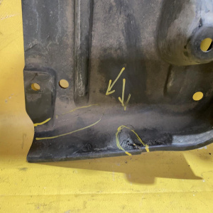 Защита днища кузова BMW 3-Series F30 R '2013 середина под задним бампером, дефект 51717293610