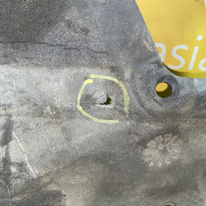 Защита днища кузова BMW 3-Series F30 перед, прав '2013 дефект 51757241834