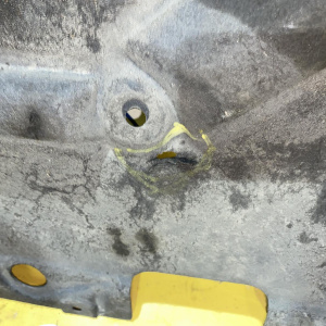 Защита днища кузова BMW 3-Series F30 перед, прав '2013 дефект 51757241834