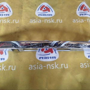 Накладка 5-й двери Toyota Voxy AZR60 76801-28270