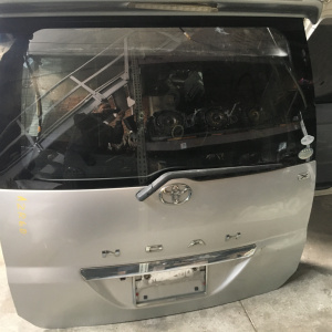 Дверь задняя Toyota Noah AZR60 спойлер