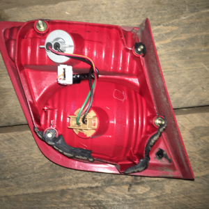 Вставка между стопов Mazda Millenia TA5P 226-61927 R