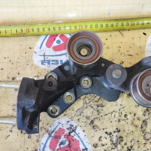 Крепление подушки ДВС Mitsubishi 4G63 RVR/Chariot N13W/N23W/N33W/N43W '01.06.1992-09.1997 SOHC + 2 ролика перед, лев ( S10 / 650 ) MD189176