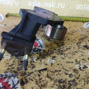 Крепление подушки ДВС Mitsubishi 4G63 RVR/Chariot N13W/N23W/N33W/N43W '01.06.1992-09.1997 SOHC + 2 ролика перед, лев ( S10 / 650 ) MD189176
