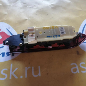 Пульт стеклоподъемника Toyota Land Cruiser UZJ100 перед, прав RHD  дефект консоли 84820-60150