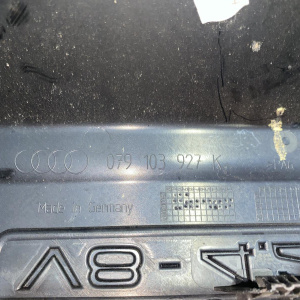 Накладка декоративная на двс Audi BAR Q7 4LB '2007 V8-4.2 FSI спереди 079103927K