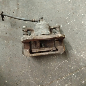Суппорт Toyota M910A перед, лев Tank