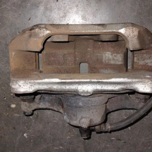 Суппорт Mazda BM6FJ Z6 перед, лев Axela