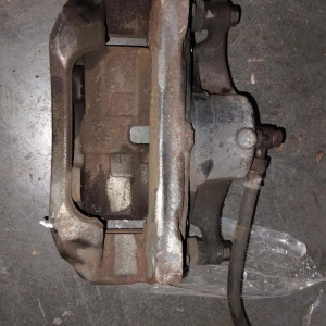 Суппорт Mazda BM6FJ Z6 перед, прав Axela