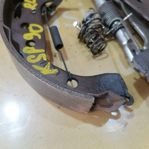 Колодки тормозные Toyota Vitz/Yaris/Belta/Corolla/Corolla Fielder KSP9/NZE140 с пружинками зад, лев