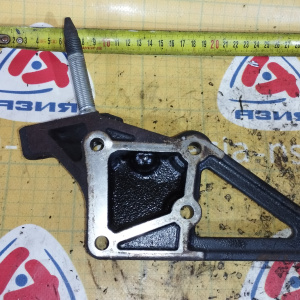 Крепление подушки ДВС Honda K24Z1/K24A CR-V RE4 на лобовину ДВС ( чугун ) перед, прав ( RZA ) 11910-RZA-000 + 90041-RRA-A00